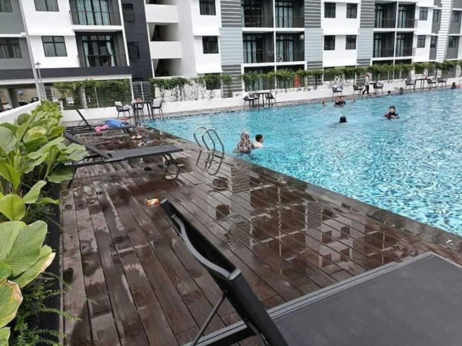 Apartment Cikgukay Desaru With Pool View Wifi & Netflix Bandar Penawar